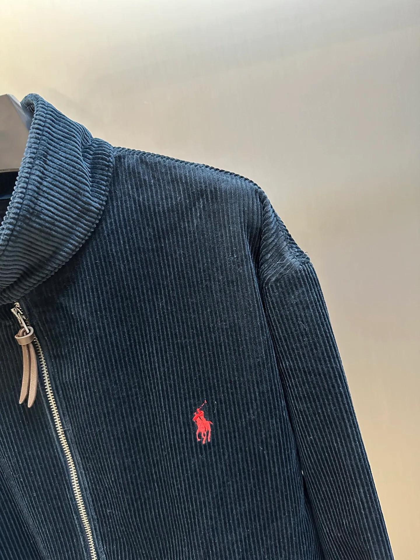 🅿️580 Ralph Lauren Embroidered Corduroy Jacket Customized wide-ribbed corduroy, elegantly presented in a deep navy blue, low-key and luxurious. The exquisite red pony logo is embellished, igniting the overall vitality and passion. The stand-up collar design is simple and elegant.  Using imported machine embroidery technology, advanced computer control systems and precision mechanical components are used to achieve the iconic pony embroidery operation. The template machine opens the bag, and the preset template guides the position, shape and size of the bag. The accuracy ensures the quality of the bag opening effect.  The infrared positioning cutting machine uses an infrared transmitter and an infrared receiver to achieve precise positioning of materials. The accuracy can reach the micron level, thereby meeting the effect of high-precision cutting of plaid alignment.  size：s m l xl